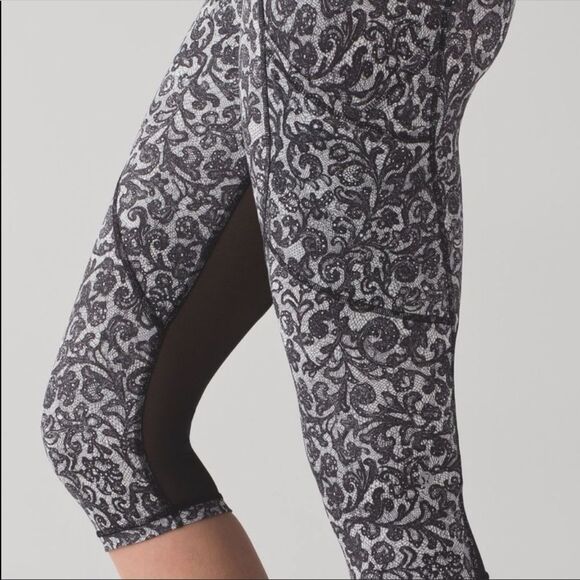 Lululemon Outrun 17" Crop Lace White Black - Picture 4 of 13